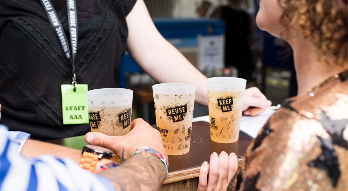 Los vasos reutilizables son tendencia en los festivales musicales