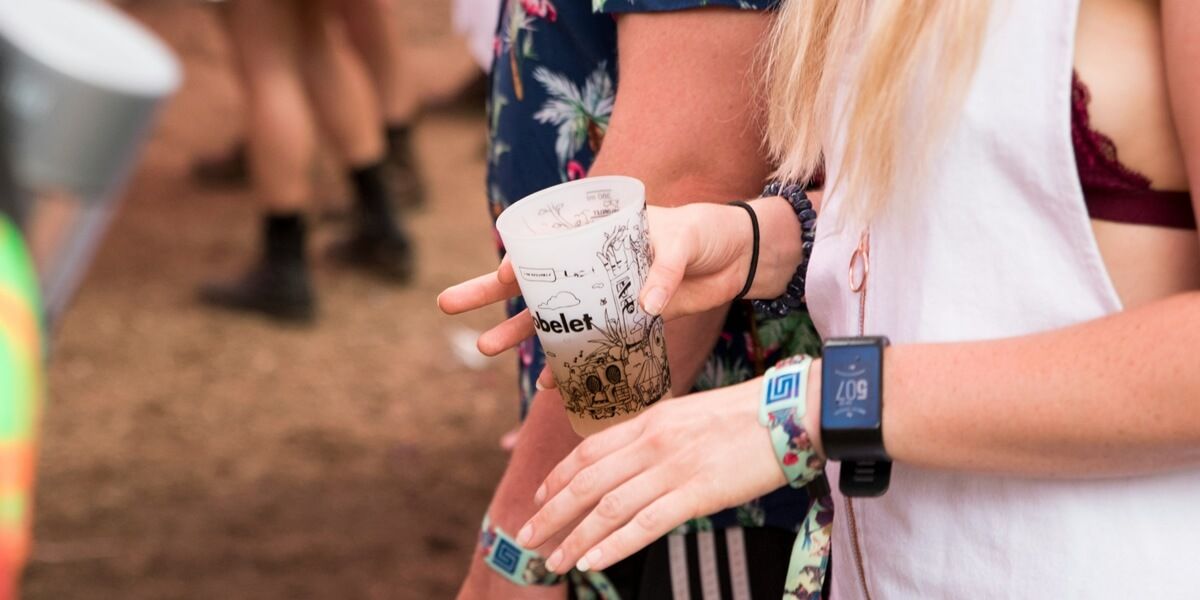 Vasos reutilizables en festivales musicales