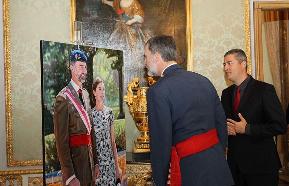 Momento de la entrega del Retrato ‘Sus Majestades Don Felipe VI y Doña Letizia’ de Tomás Santos Alcalá a Don Felipe en el Palacio Real de Madrid, el 31 de mayo de 2018.