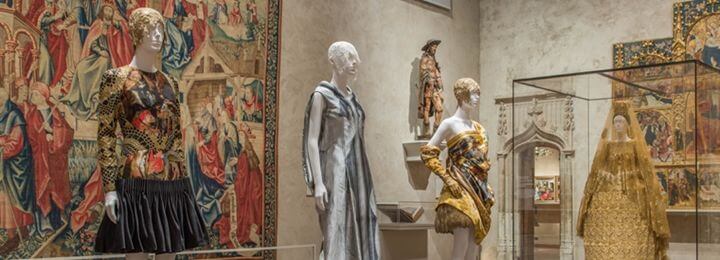 Heavenly Bodies: Fashion and the Catholic Imagination en el Costume Institute de The Metropolitan Museum of Art (2018). Esta exposición atrajo a más de 1,65 millones de visitantes, convirtiéndose en la más visitada en la historia del museo.