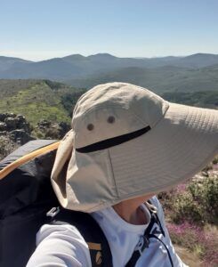 Natalia Gómez del Pozuelo junto con su mochila. Natalia Gómez del Pozuelo, autora de La mirada del corzo. IMAGEN CEDIDA